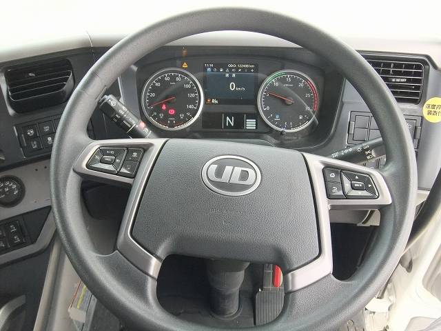 UDトラックスクオントレーラーヘッド（トラクターヘッド）大型（10t）[写真18]