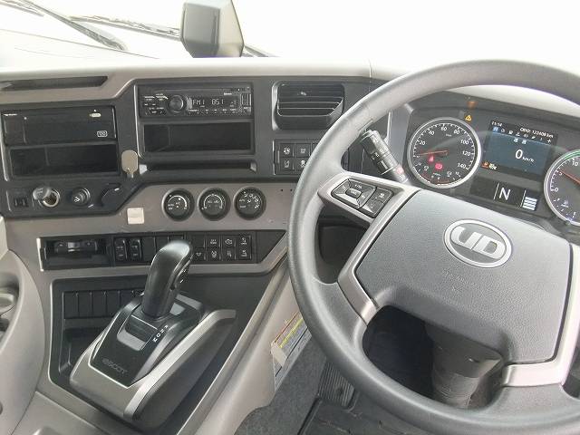 UDトラックスクオントレーラーヘッド（トラクターヘッド）大型（10t）[写真19]