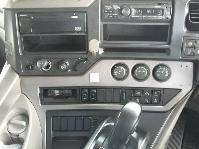 UDトラックスクオントレーラーヘッド（トラクターヘッド）大型（10t）[写真23]