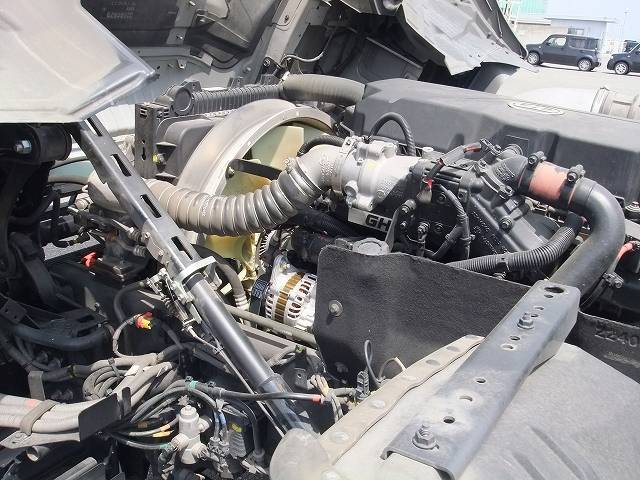 UDトラックスクオントレーラーヘッド（トラクターヘッド）大型（10t）[写真25]