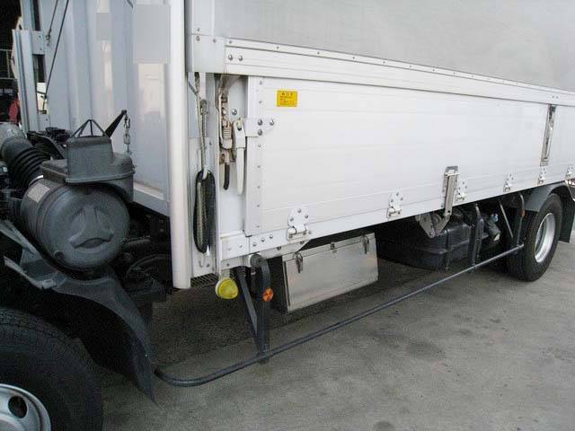 三菱ふそうファイター幌ウイング中型（4t）[写真14]