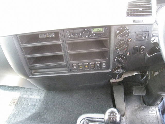 三菱ふそうファイター幌ウイング中型（4t）[写真18]