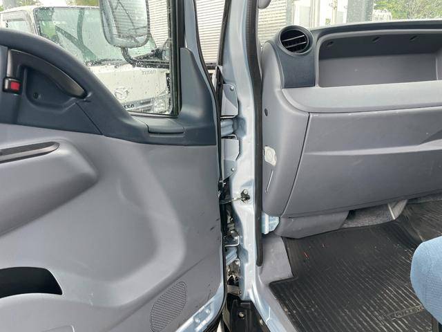 三菱ふそうキャンターパネルバン小型（2t・3t）[写真28]