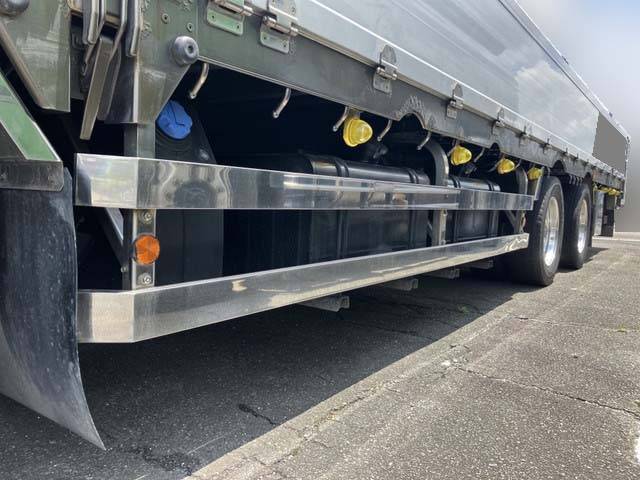 UDトラックスクオンアルミブロック大型（10t）[写真16]