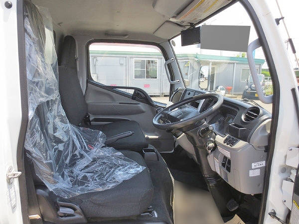 三菱ふそうキャンターアルミバン小型（2t・3t）[写真09]