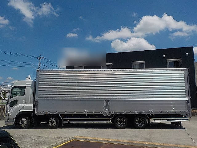 いすゞギガアルミウイング大型（10t）[写真12]