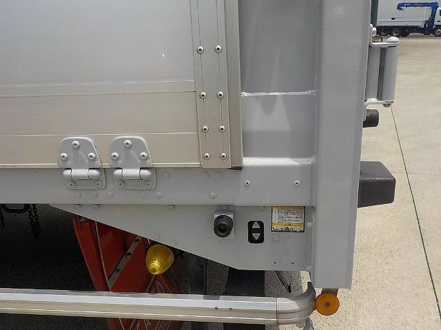 いすゞギガアルミウイング大型（10t）[写真17]