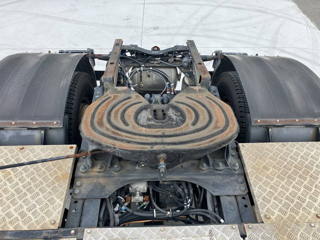 UDトラックスクオントレーラーヘッド（トラクターヘッド）大型（10t）[写真12]