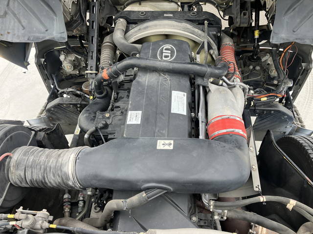 UDトラックスクオントレーラーヘッド（トラクターヘッド）大型（10t）[写真21]