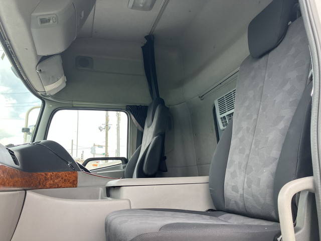 UDトラックスクオントレーラーヘッド（トラクターヘッド）大型（10t）[写真25]