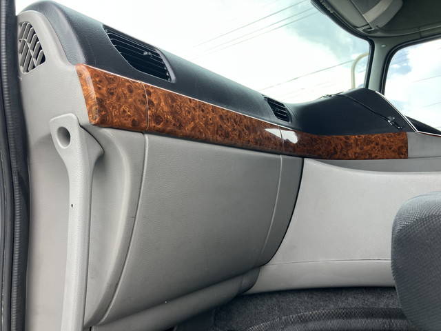 UDトラックスクオントレーラーヘッド（トラクターヘッド）大型（10t）[写真31]