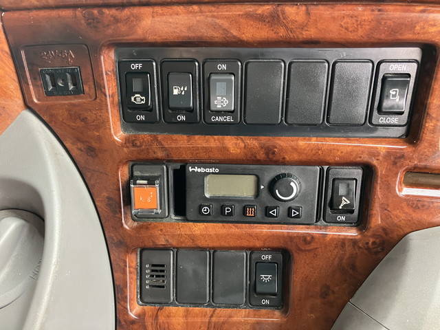 UDトラックスクオントレーラーヘッド（トラクターヘッド）大型（10t）[写真34]