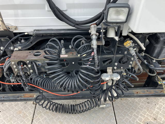 UDトラックスクオントレーラーヘッド（トラクターヘッド）大型（10t）[写真09]