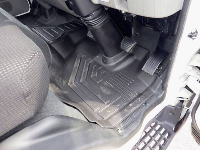 三菱ふそうキャンター平ボディ小型（2t・3t）[写真17]