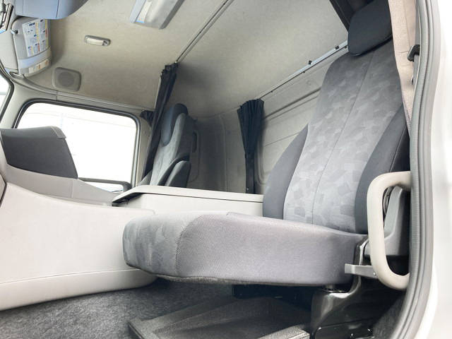 UDトラックスクオンアルミウイング大型（10t）[写真31]