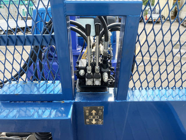 三菱ふそうファイターセーフティクレーン4段増トン（6t・8t）[写真14]