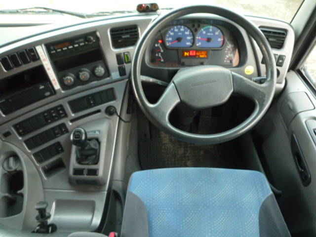 UDトラックスクオンアルミブロック大型（10t）[写真28]