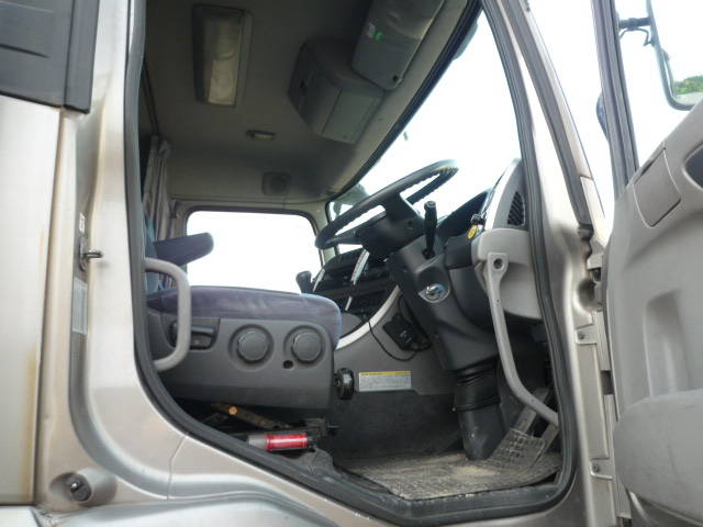 UDトラックスクオンアルミブロック大型（10t）[写真32]