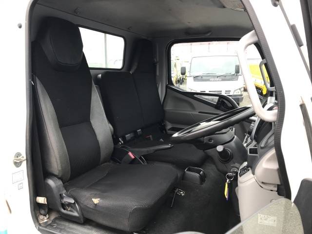 三菱ふそうキャンター平ボディ小型（2t・3t）[写真15]