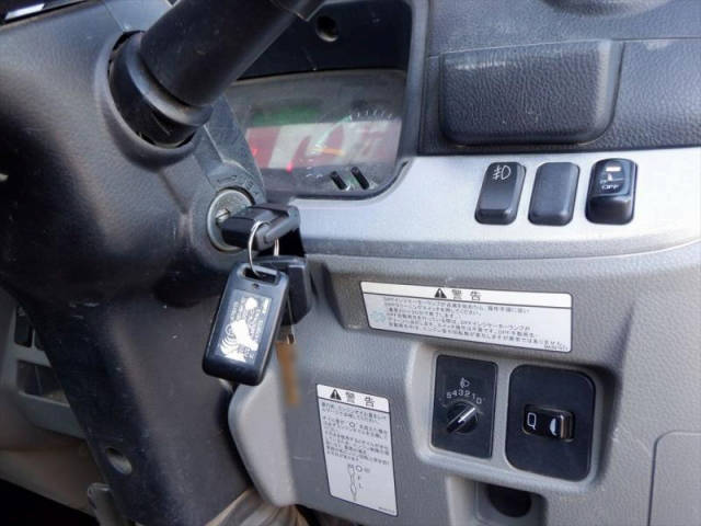 三菱ふそうキャンター平ボディ小型（2t・3t）[写真16]