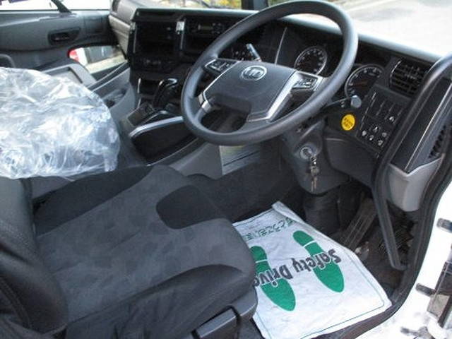 UDトラックスクオントレーラーヘッド（トラクターヘッド）大型（10t）[写真14]