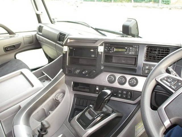 UDトラックスクオントレーラーヘッド（トラクターヘッド）大型（10t）[写真15]