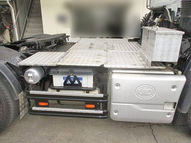 UDトラックスクオントレーラーヘッド（トラクターヘッド）大型（10t）[写真06]