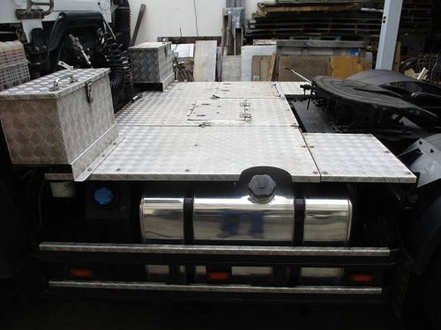 UDトラックスクオントレーラーヘッド（トラクターヘッド）大型（10t）[写真07]