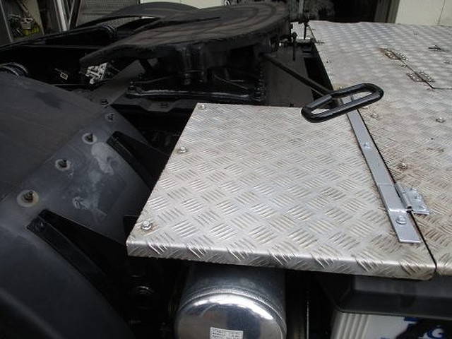 UDトラックスクオントレーラーヘッド（トラクターヘッド）大型（10t）[写真08]