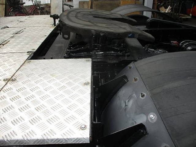 UDトラックスクオントレーラーヘッド（トラクターヘッド）大型（10t）[写真09]