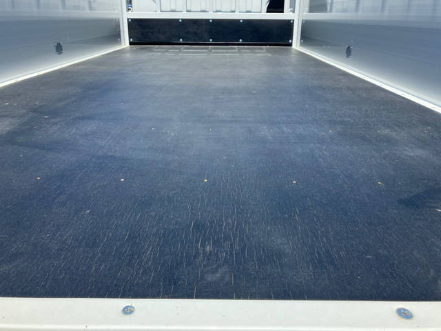 三菱ふそうキャンター平ボディ小型（2t・3t）[写真11]