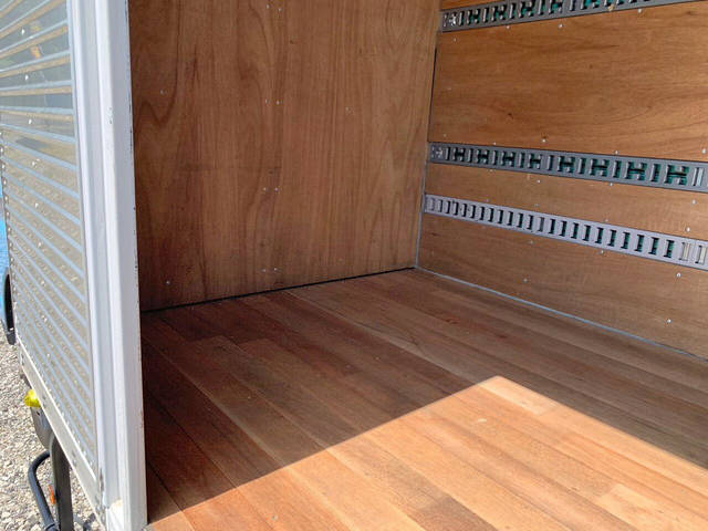 三菱ふそうキャンターアルミバン小型（2t・3t）[写真14]