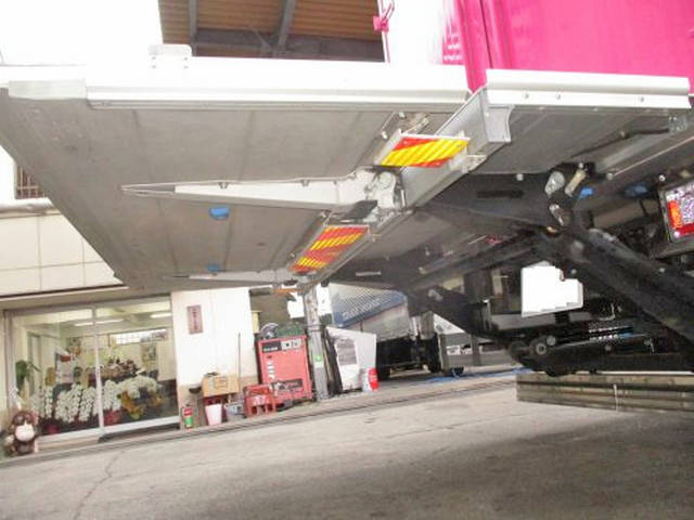 UDトラックスクオンアルミウイング大型（10t）[写真11]