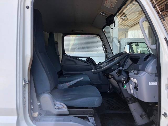 三菱ふそうキャンターアルミバン小型（2t・3t）[写真16]