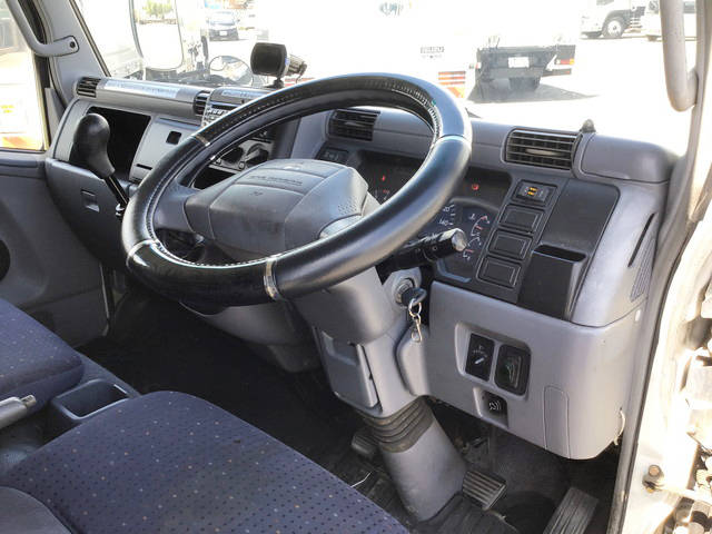 三菱ふそうキャンターガッツアルミバン小型（2t・3t）[写真33]