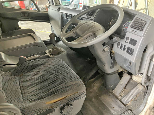 三菱ふそうファイター幌ウイング中型（4t）[写真31]