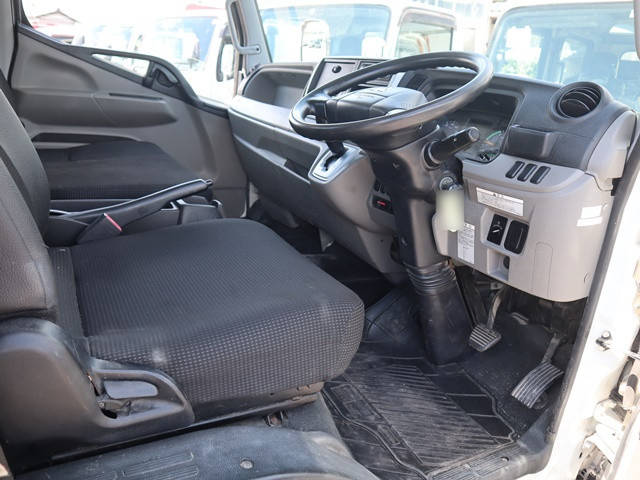 三菱ふそうキャンター平ボディ小型（2t・3t）[写真32]