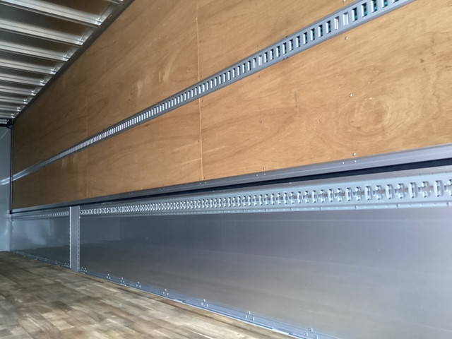 いすゞギガアルミウイング大型（10t）[写真12]