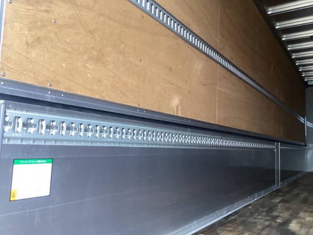 いすゞギガアルミウイング大型（10t）[写真13]