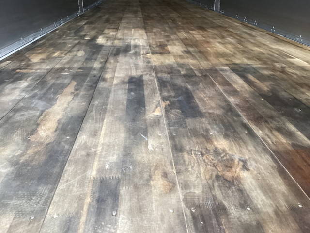 いすゞギガアルミウイング大型（10t）[写真15]