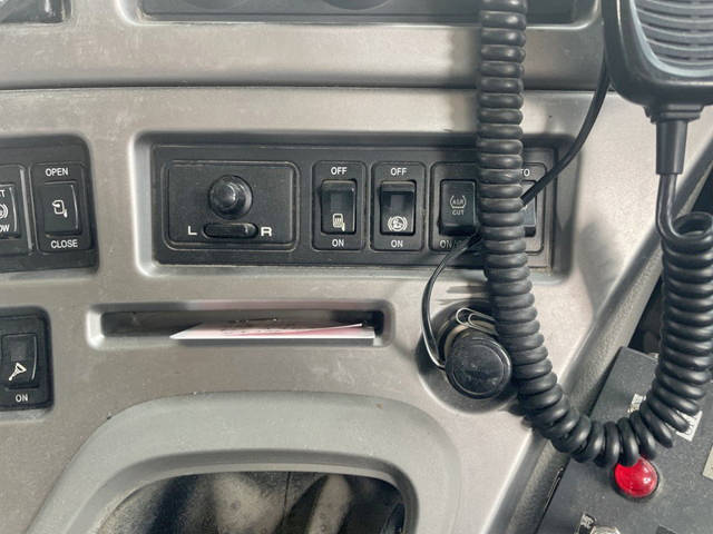 UDトラックスクオン深ダンプ（土砂禁ダンプ）大型（10t）[写真31]