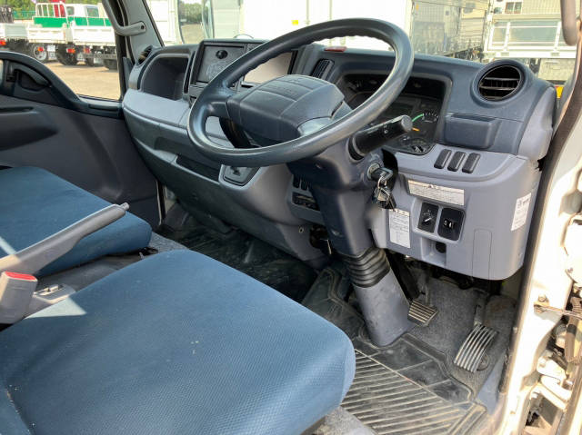 三菱ふそうキャンター平ボディ小型（2t・3t）[写真26]