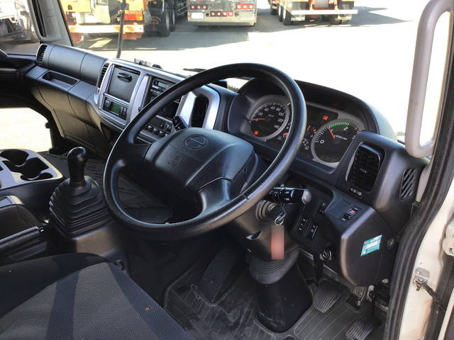 日野レンジャー冷蔵冷凍ウイング中型（4t）[写真32]