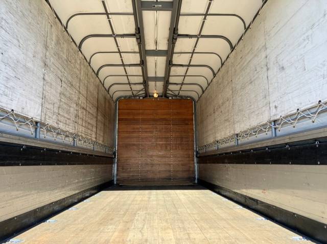 三菱ふそうファイター幌ウイング中型（4t）[写真11]