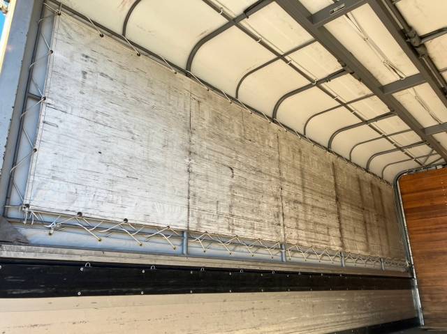 三菱ふそうファイター幌ウイング中型（4t）[写真12]