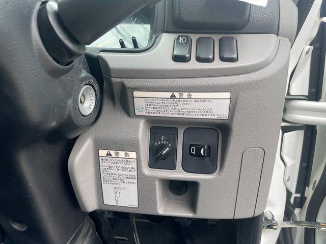 三菱ふそうキャンター平ボディ小型（2t・3t）[写真19]