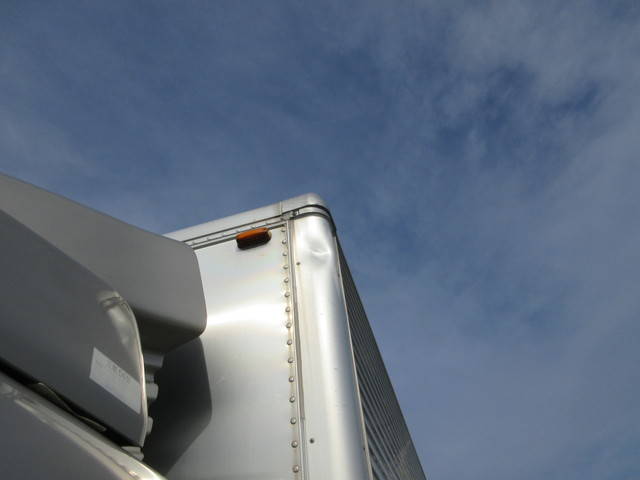 三菱ふそうキャンターアルミバン小型（2t・3t）[写真09]