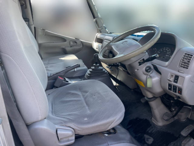 日野デュトロパネルバン小型（2t・3t）[写真28]