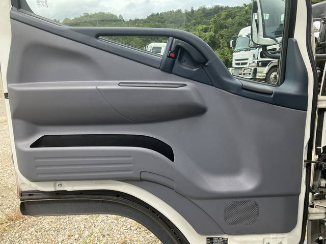 三菱ふそうキャンター平ボディ小型（2t・3t）[写真23]