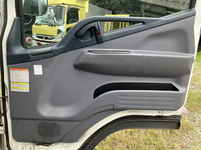 三菱ふそうキャンター平ボディ小型（2t・3t）[写真24]